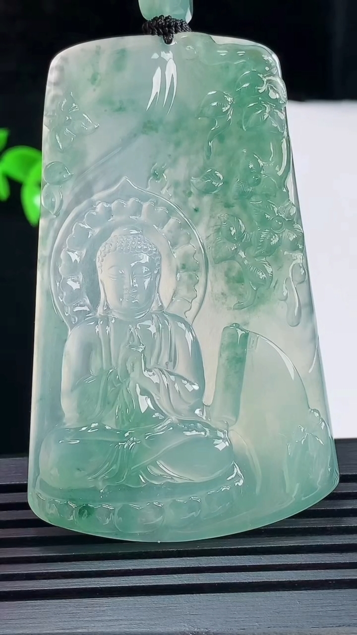 天然A货翡翠种飘花大日如来佛吊坠，尺寸69-43-5.5 重量:39.30g
6月10日