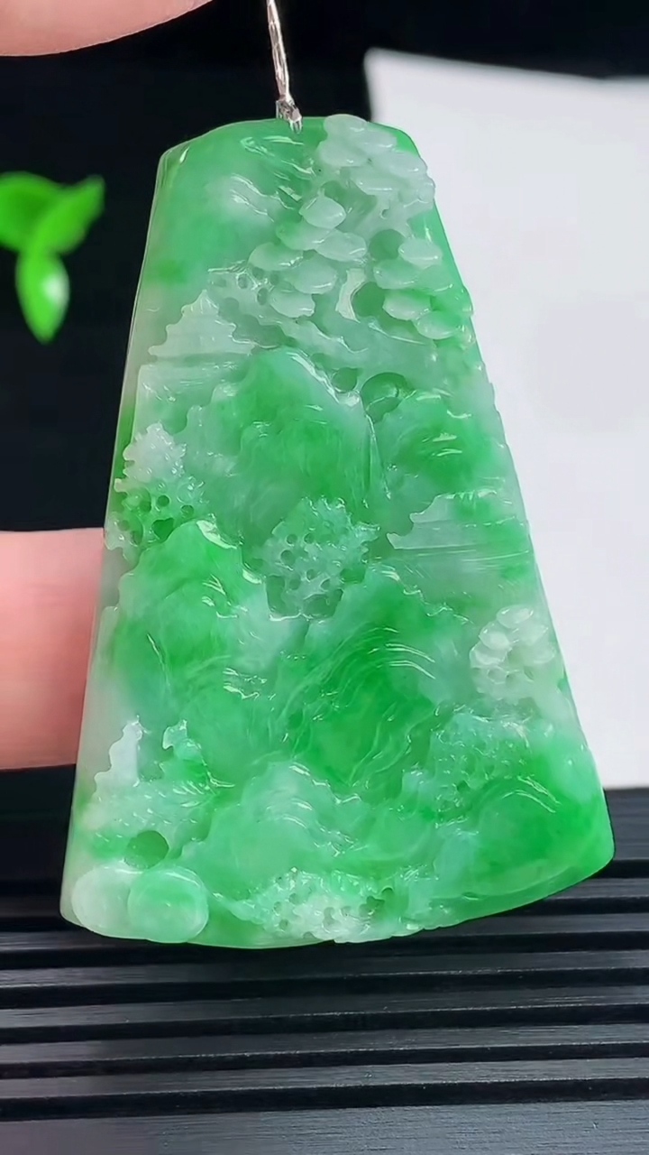 天然A货翡翠山水牌吊坠，尺寸52-36.5-5.2 重量:19.84g
6月10日