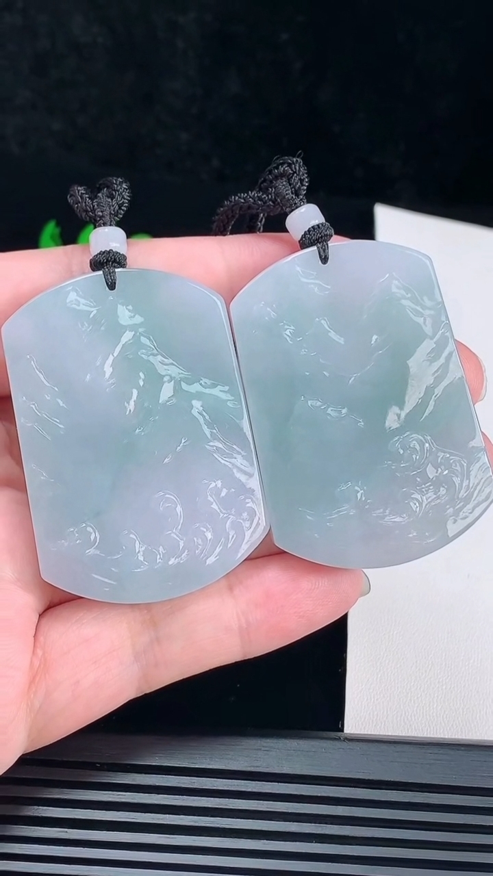 天然A货翡翠飘花山盟海誓吊坠一对，尺寸51.5-36-6 重量:72.90g
6月10日
