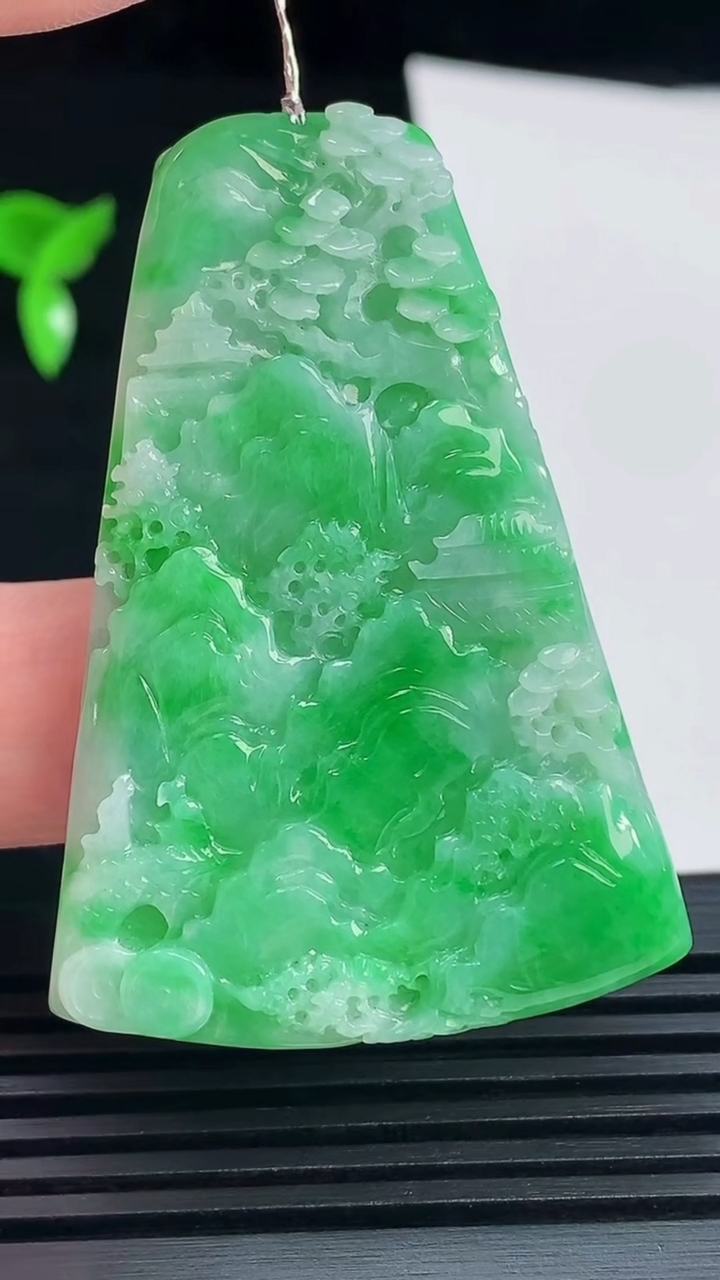 天然A货翡翠山水牌吊坠，尺寸52-36.5-5.2 重量:19.84g
6月10日
