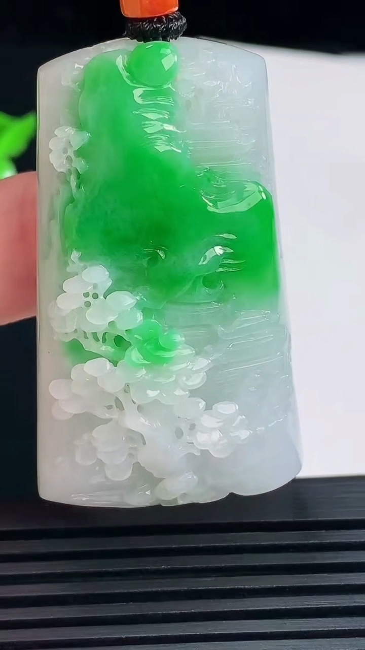 天然A货翡翠山水牌吊坠，尺寸52.5-31-13.5重量:38.94g
6月10日