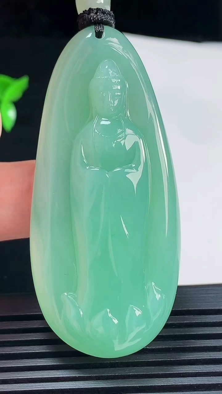 天然A货翡翠观音菩萨吊坠，尺寸63-29-9 重量:33.41g
6月10日