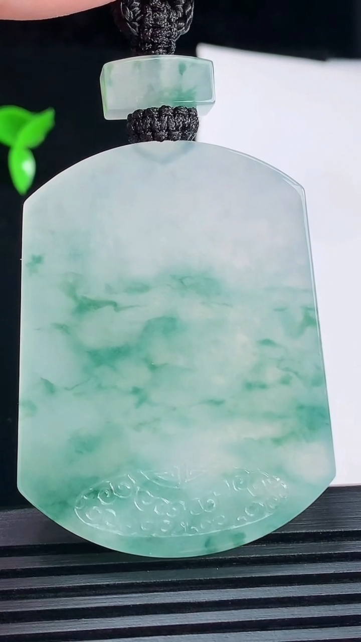天然A货翡翠种飘花仿古无事牌吊坠，尺寸50.6-39-6 重量:40.03g
6月10日