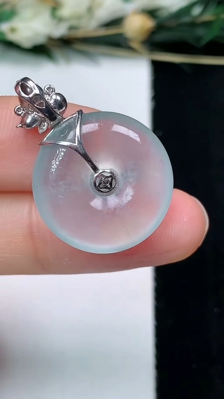 天然A货翡翠白冰平安扣吊坠，尺寸19.3-5.3，重量:4.57g
6月10日