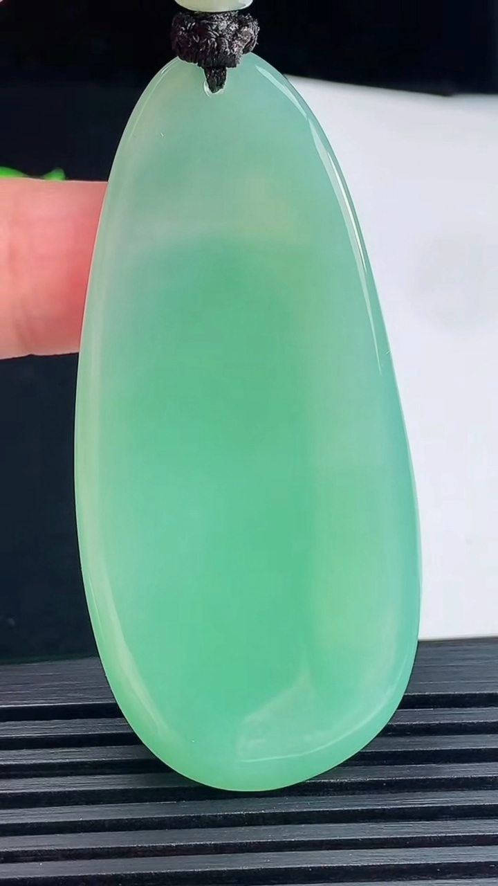 天然A货翡翠观音菩萨吊坠，尺寸63-29-9 重量:33.41g
6月10日