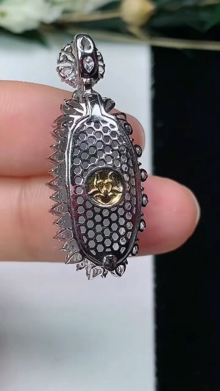 天然A货翡翠金枝玉叶 叶子吊坠，尺寸33-13.9-10，裸石19-8.7，重量:4.59g
6月10日