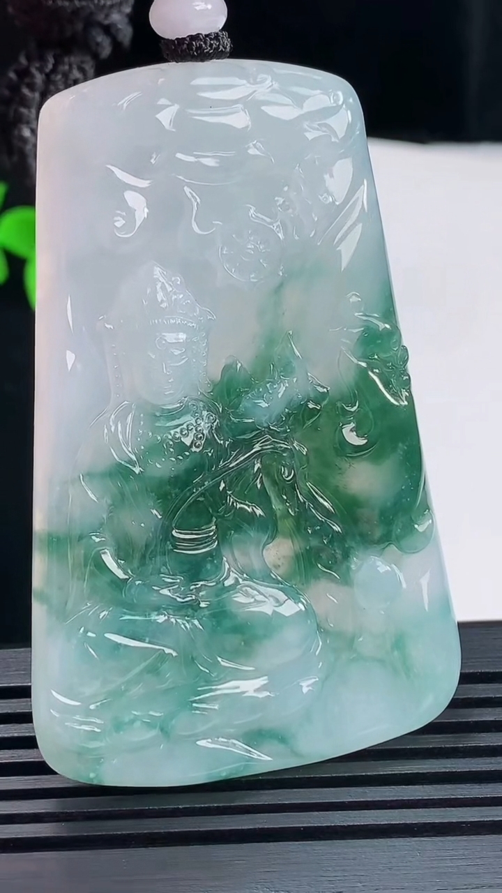 天然A货翡翠冰种飘花大势至菩萨吊坠，尺寸66.5-42-5 重量:35.52g
6月10日