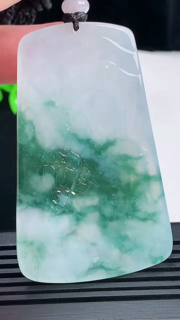 天然A货翡翠冰种飘花大势至菩萨吊坠，尺寸66.5-42-5 重量:35.52g
6月10日