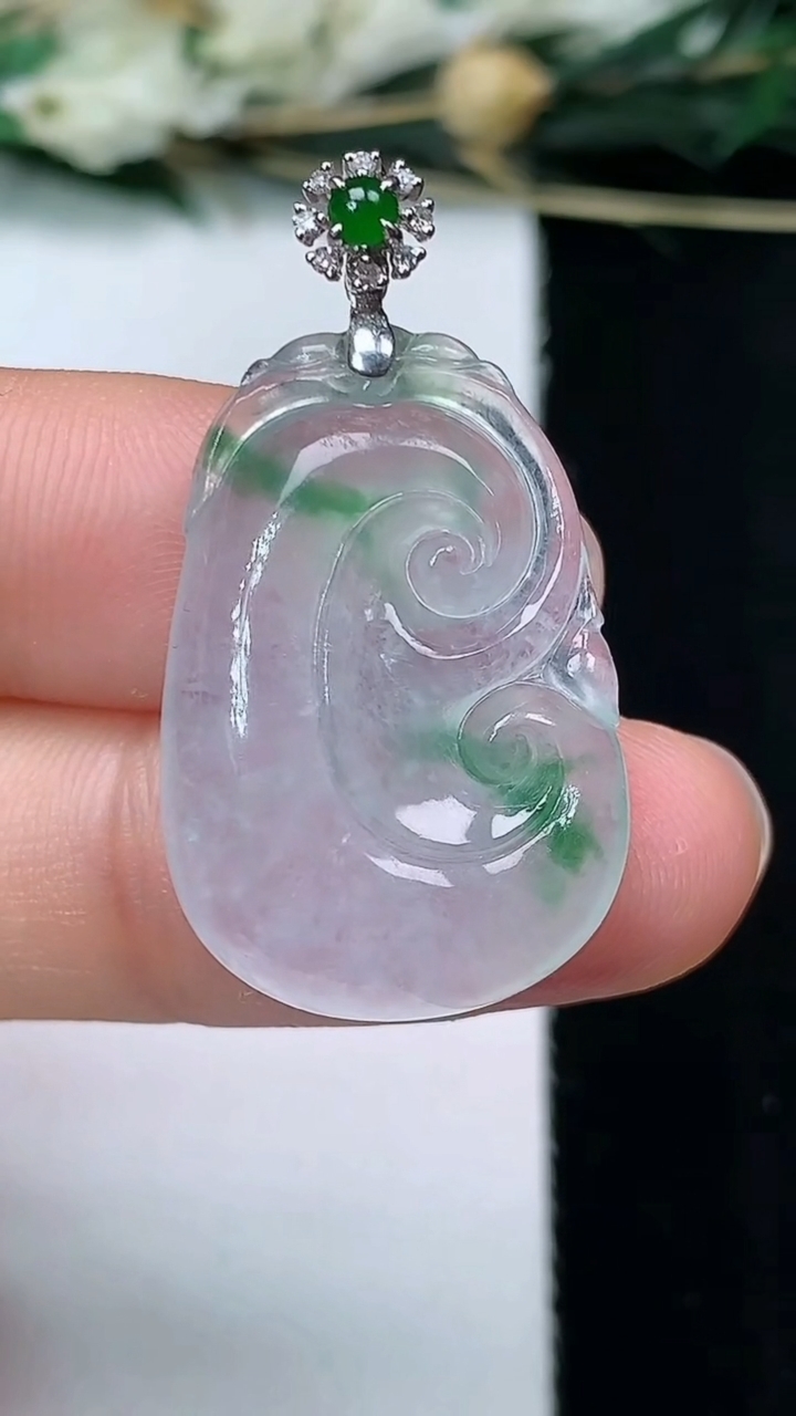 天然A货翡翠如意吊坠，尺寸25.5-17.7-5.5，重量:5.00g
6月10日