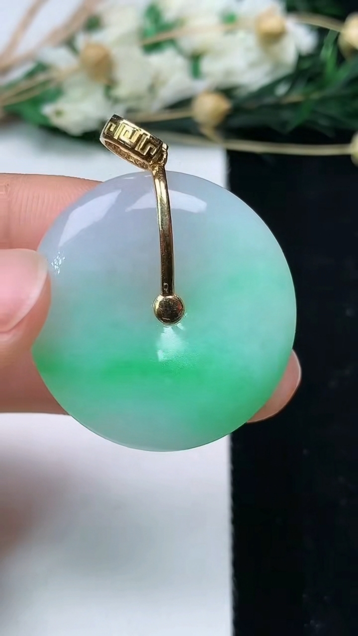 天然A货翡翠平安扣吊坠，尺寸31-5.2，重量:11.02g
6月10日