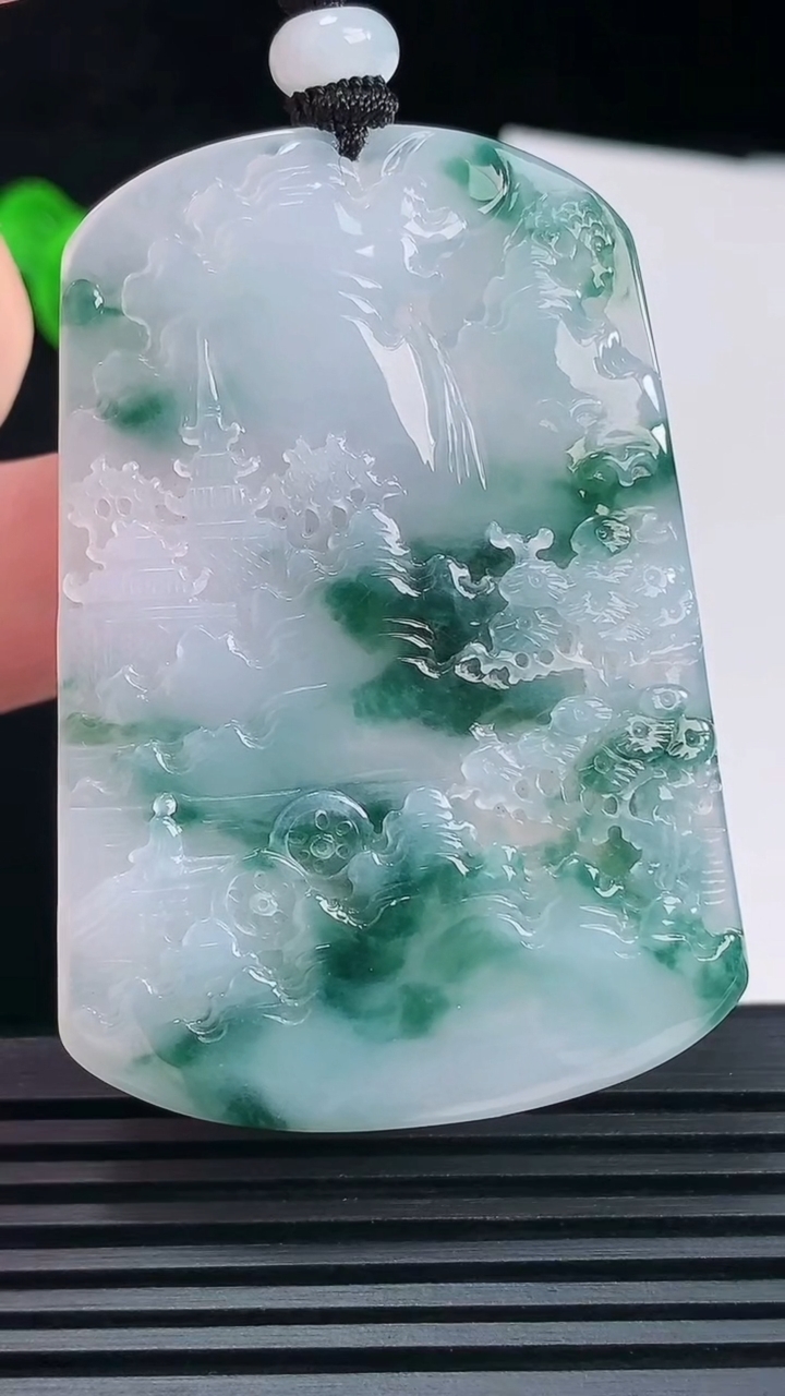 天然A货翡翠牌吊坠，尺寸60.5-42-5.2 重量:34.10g
6月10日