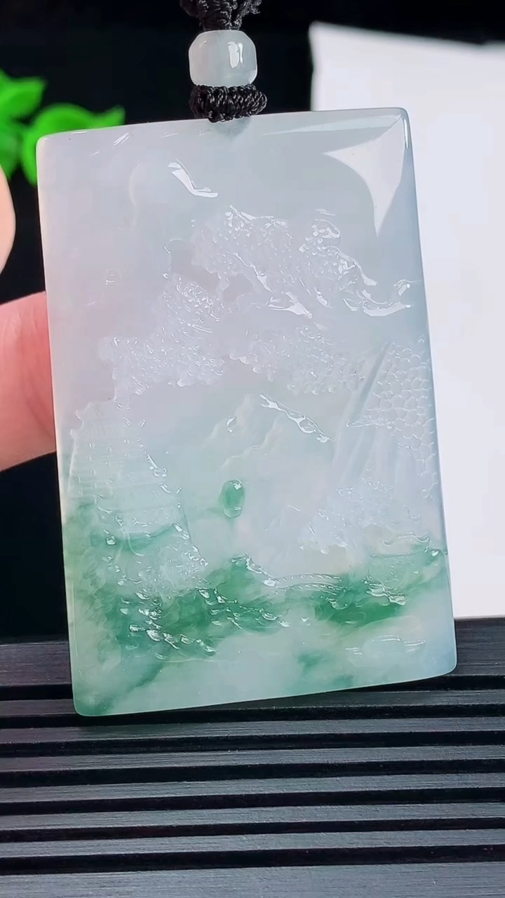 天然A货翡翠种飘花山水牌吊坠，尺寸52.6-36-5 重量:28.22g
6月10日