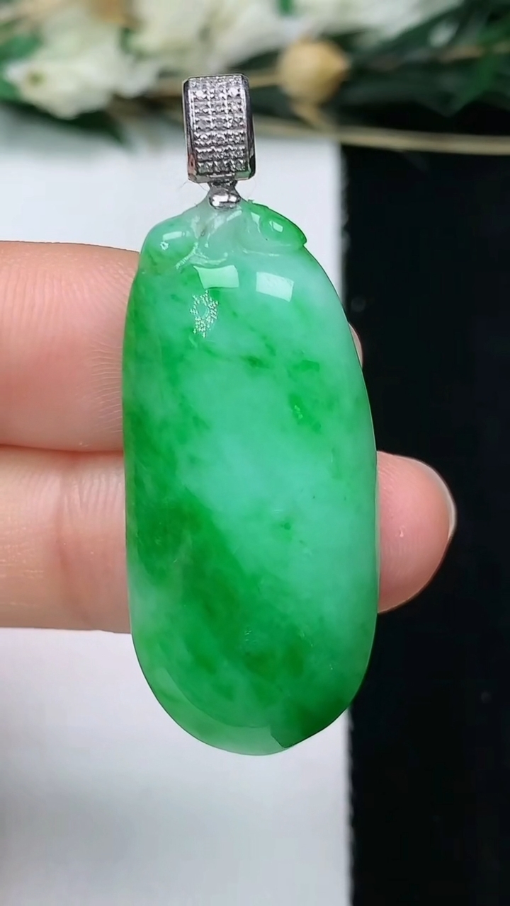 天然A货翡翠福瓜吊坠，尺寸35.5-16-6，重量:7.00g
6月10日