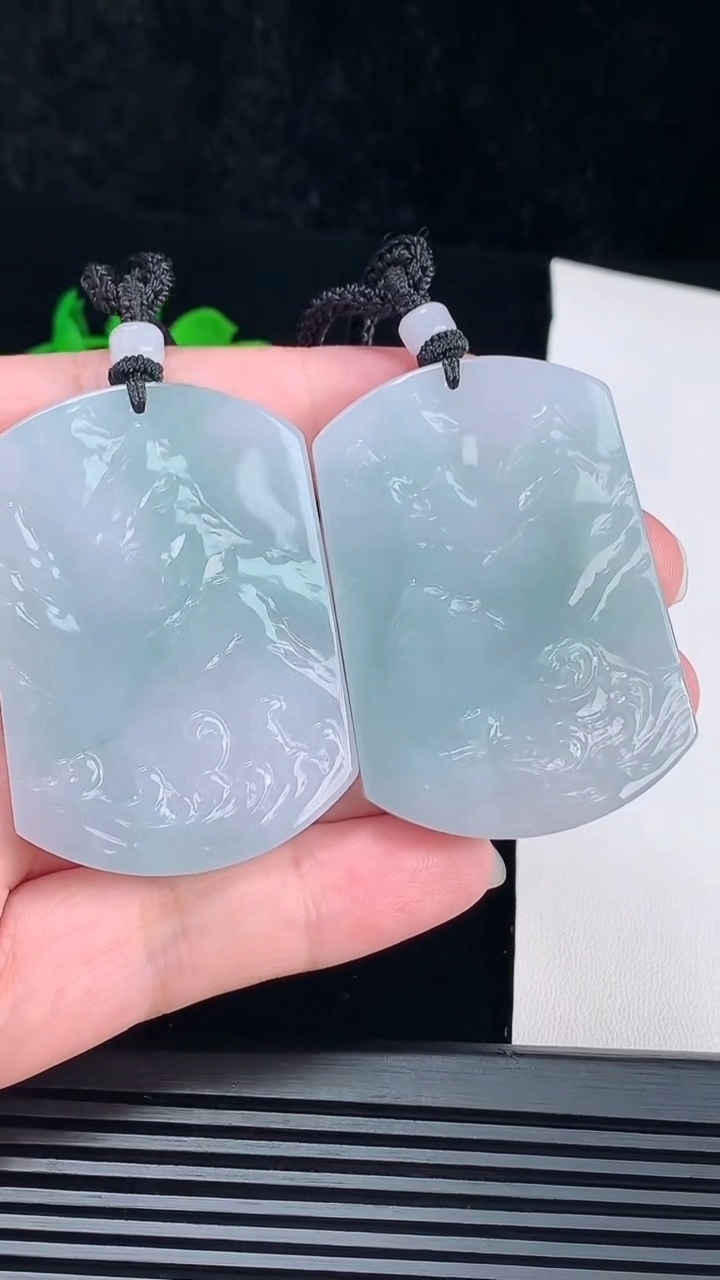 天然A货翡翠飘花山盟海誓吊坠一对，尺寸51.5-36-6 重量:72.90g
6月10日