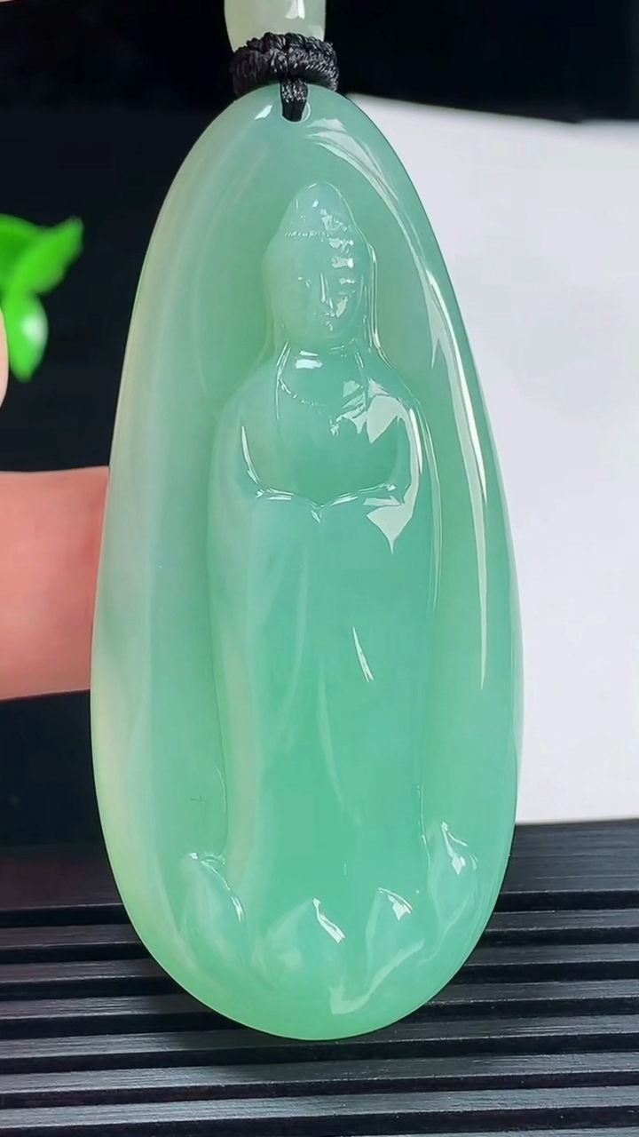 天然A货翡翠观音菩萨吊坠，尺寸63-29-9 重量:33.41g
6月10日