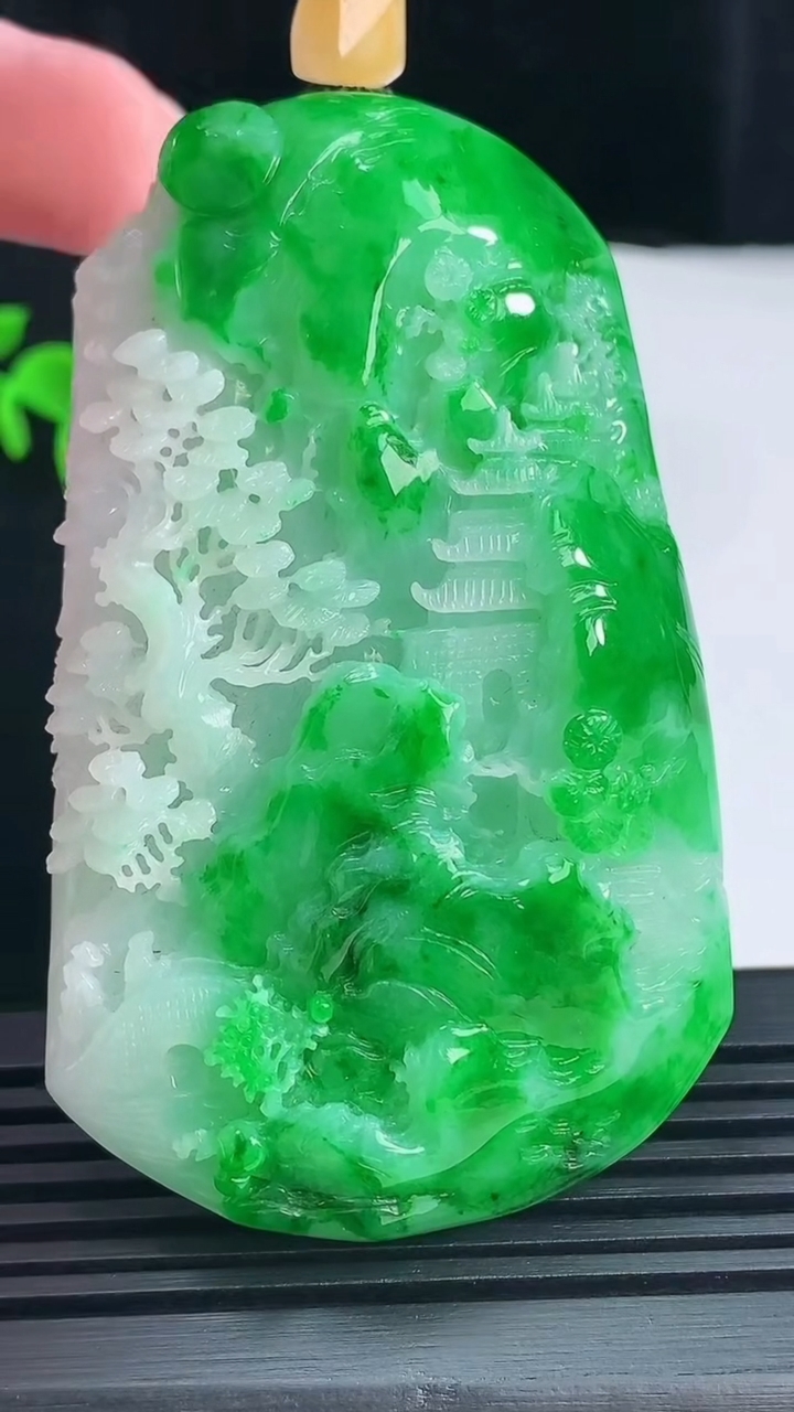 天然A货翡翠山水牌吊坠，尺寸71-43.8-14 重量:87.28g
6月10日