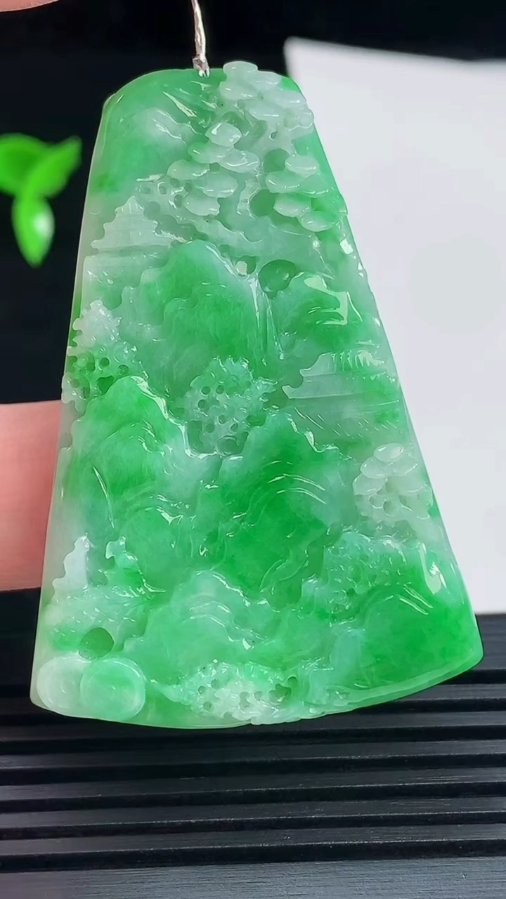 天然A货翡翠山水牌吊坠，尺寸52-36.5-5.2 重量:19.84g
6月10日