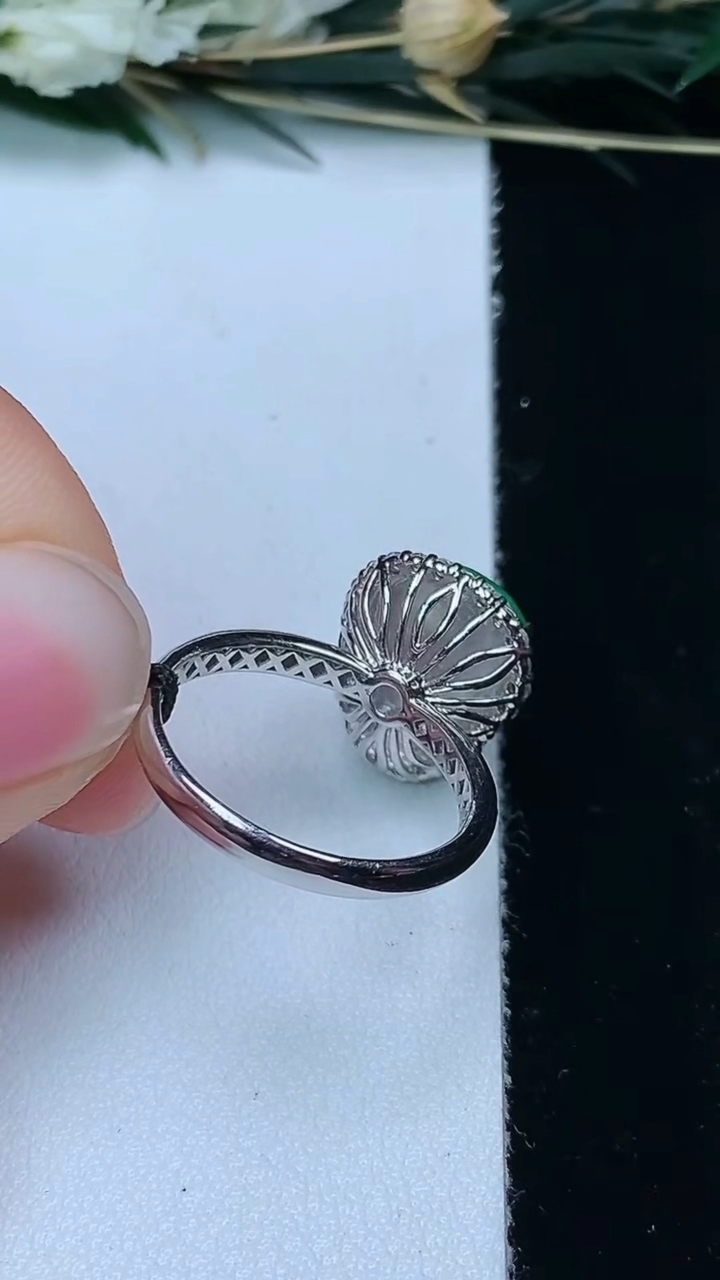 天然A货翡翠葫芦戒指，尺寸17-11-9，重量:4.14g2026年6月10日
工厂直销收藏佳品,种好水足，色泽均匀，有种有色，上手高大气！