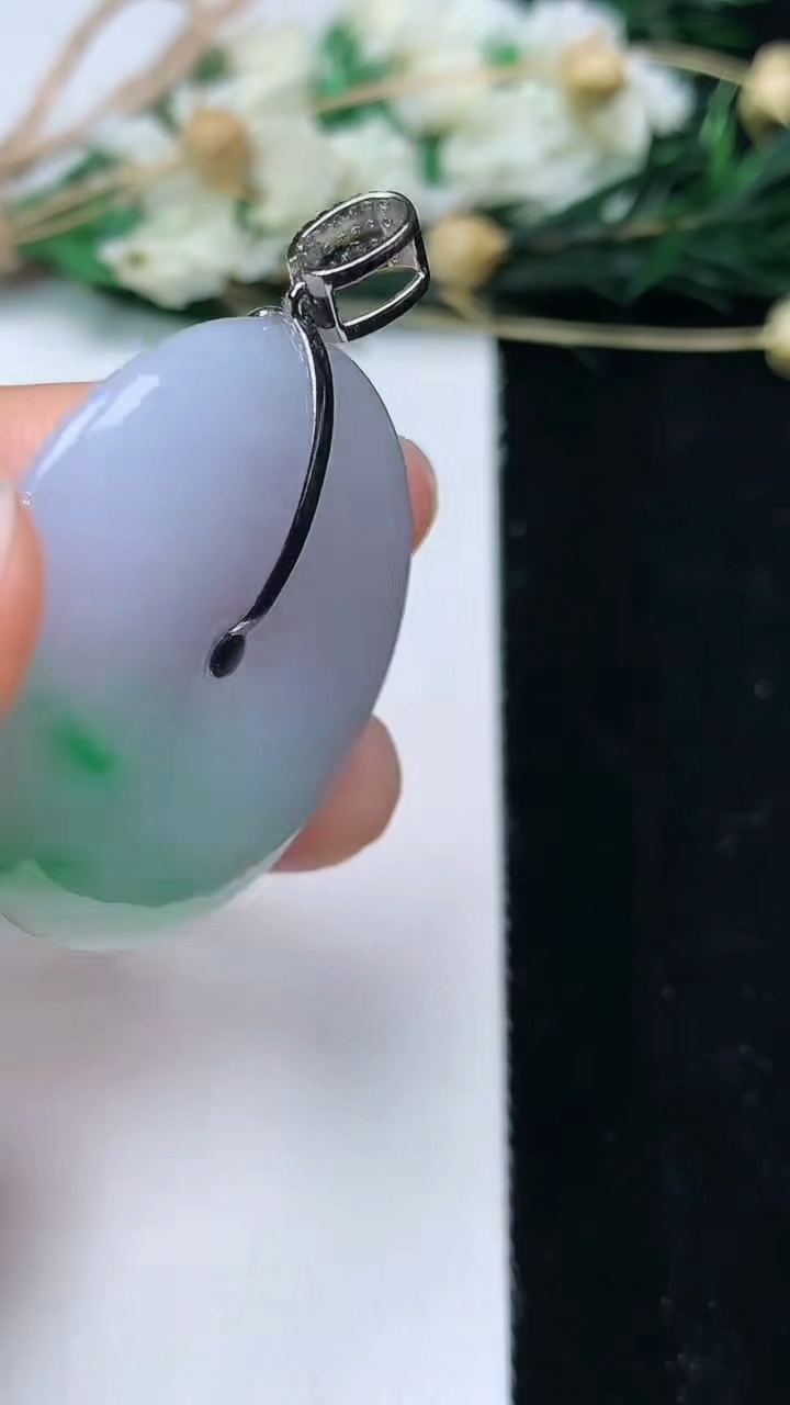 天然A货翡翠平安扣吊坠，尺寸33.8-7，重量:17.26g
6月10日