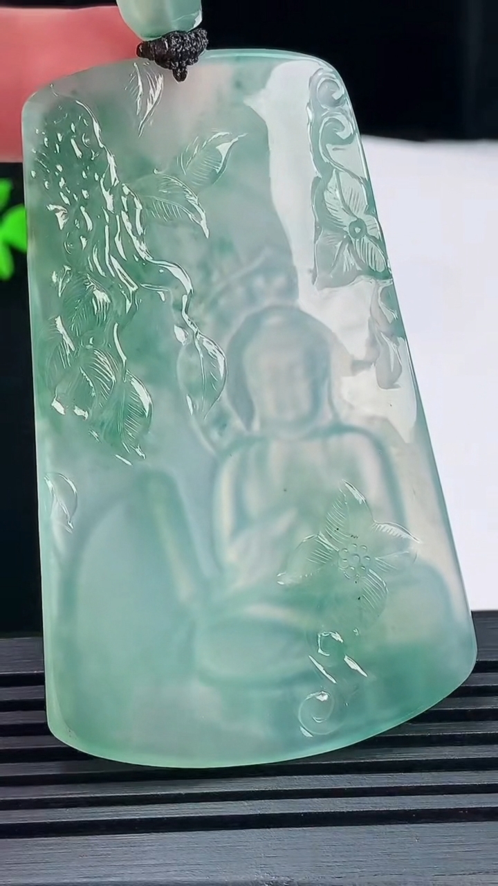 天然A货翡翠种飘花大日如来佛吊坠，尺寸69-43-5.5 重量:39.30g
6月10日