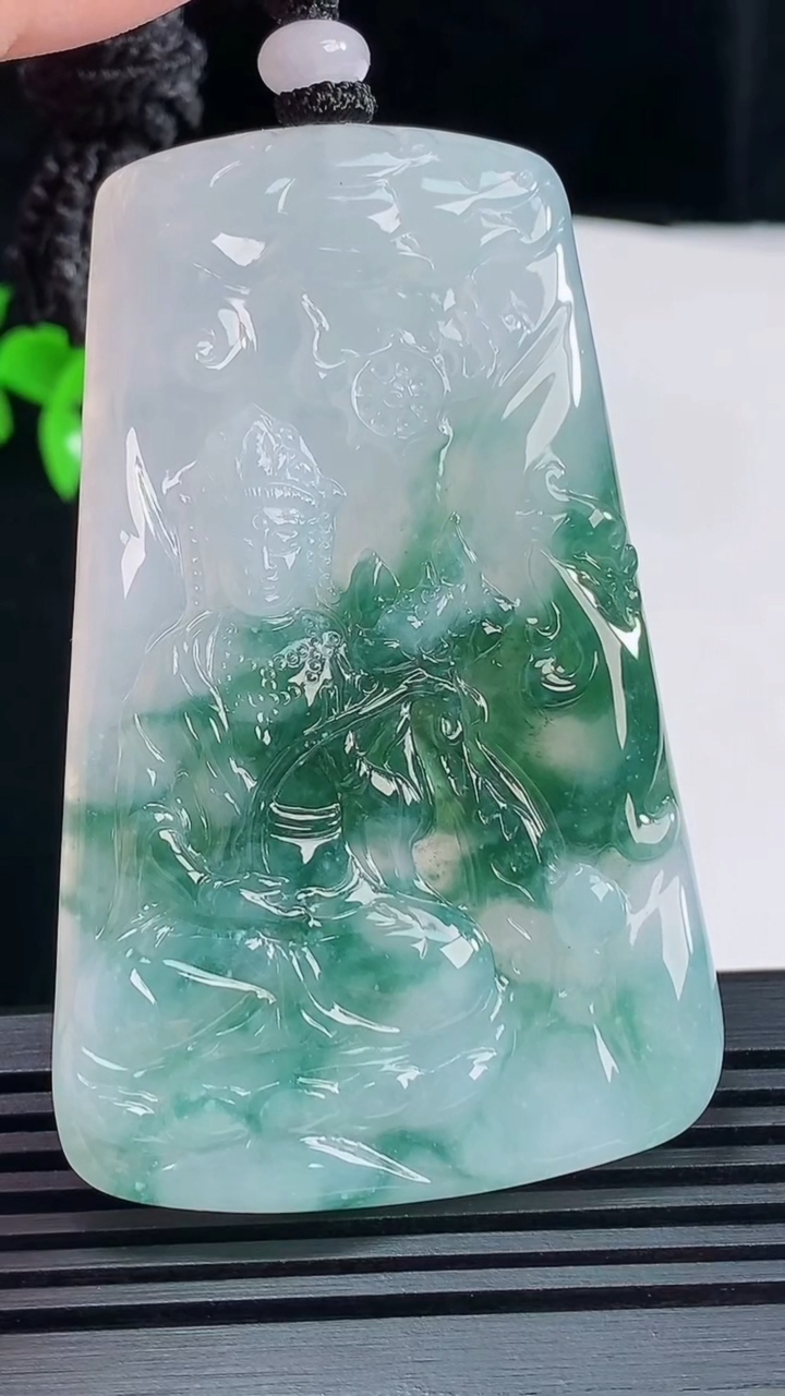 天然A货翡翠冰种飘花大势至菩萨吊坠，尺寸66.5-42-5 重量:35.52g
6月10日