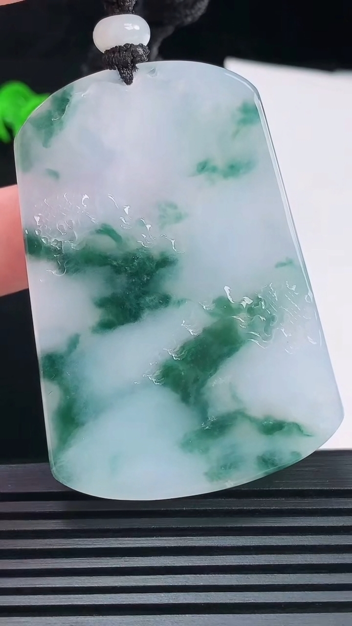 天然A货翡翠牌吊坠，尺寸60.5-42-5.2 重量:34.10g
6月10日