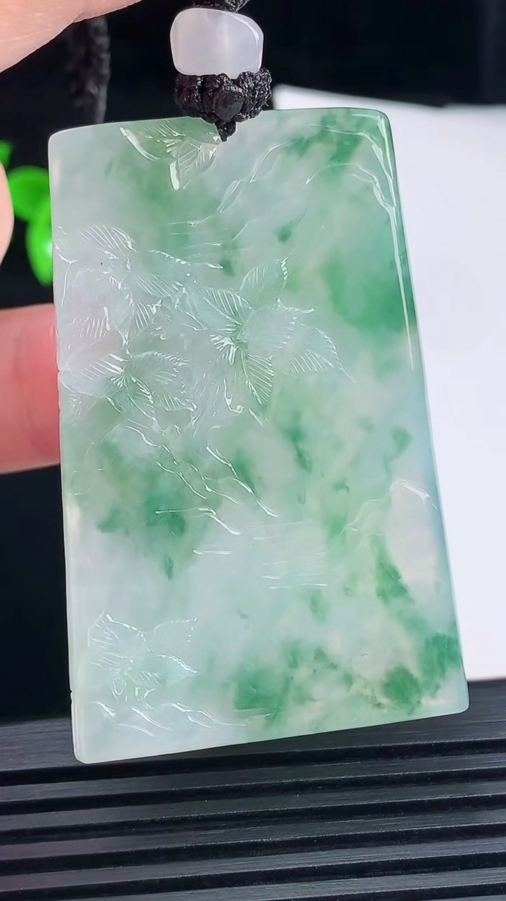 天然A货翡翠种飘花山水牌吊坠，尺寸54.8-35.6-5 重量:30.66g
6月10日