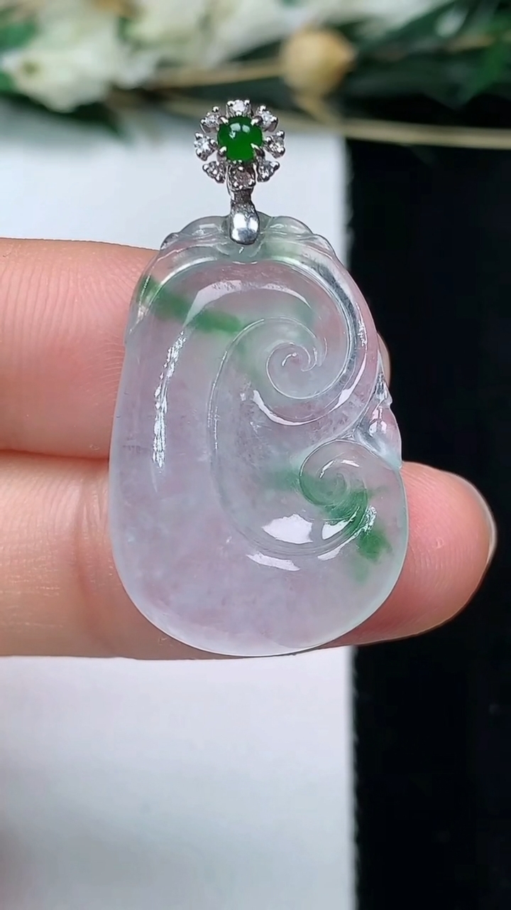 天然A货翡翠如意吊坠，尺寸25.5-17.7-5.5，重量:5.00g
6月10日