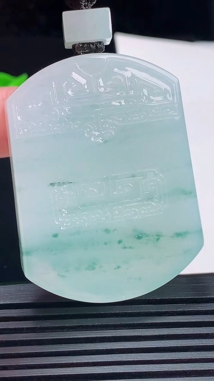 天然A货翡翠种飘花仿古无事牌吊坠，尺寸50-38-9.2 重量:54.01g
6月10日
