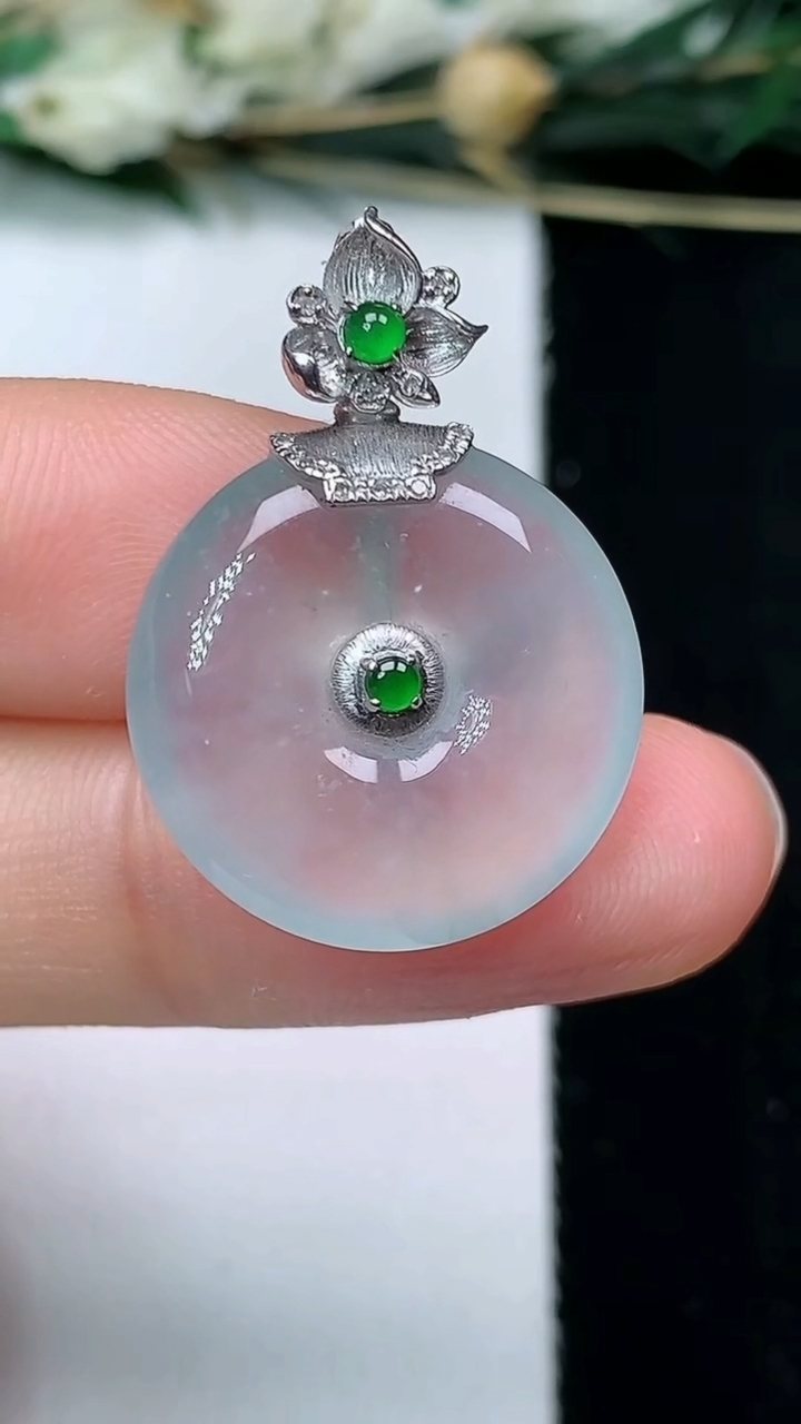 天然A货翡翠白冰平安扣吊坠，尺寸19.3-5.3，重量:4.57g
6月10日