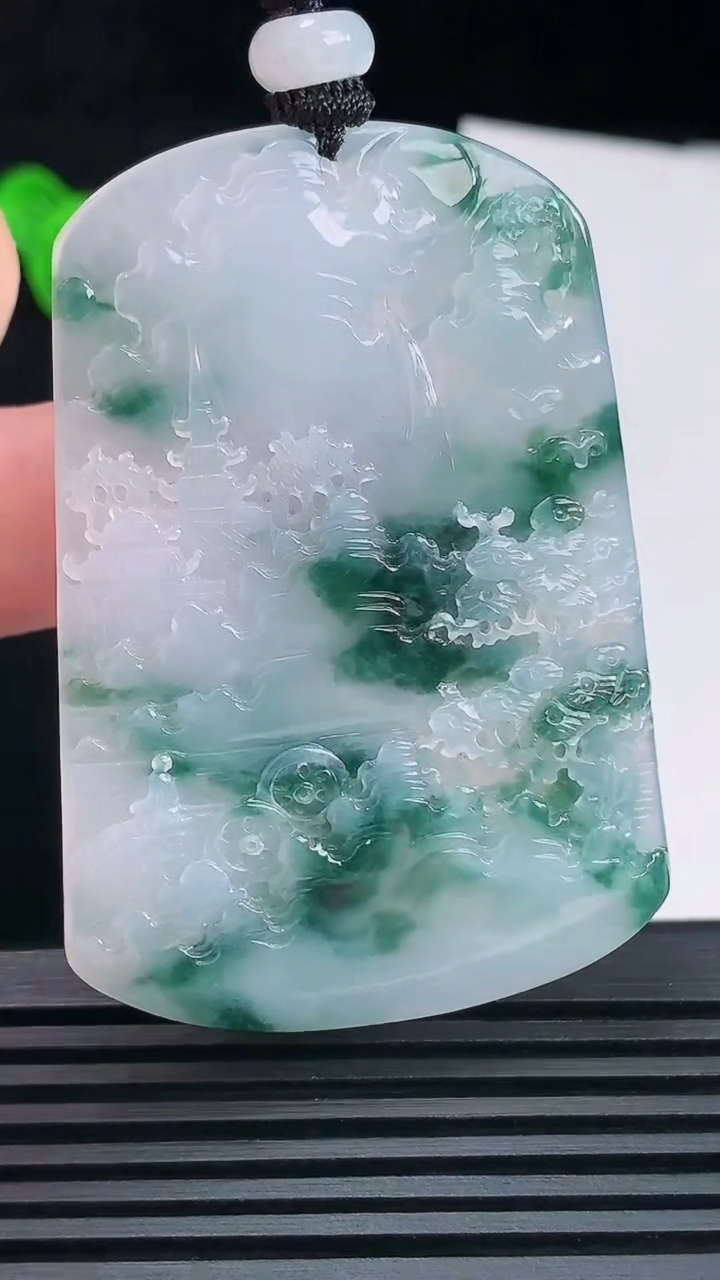 天然A货翡翠牌吊坠，尺寸60.5-42-5.2 重量:34.10g
6月10日