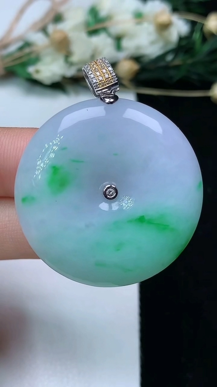 天然A货翡翠平安扣吊坠，尺寸33.8-7，重量:17.26g
6月10日