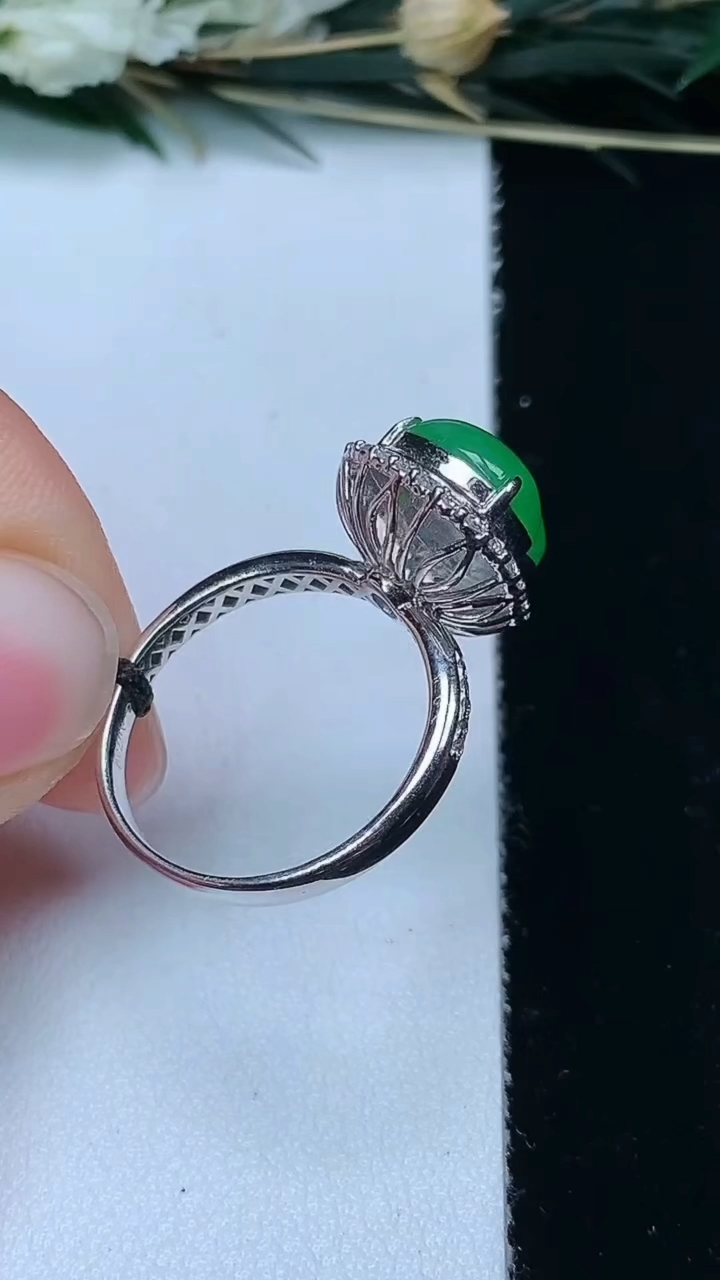 天然A货翡翠葫芦戒指，尺寸17-11-9，重量:4.14g2026年6月10日
工厂直销收藏佳品,种好水足，色泽均匀，有种有色，上手高大气！