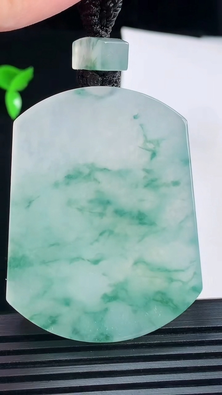 天然A货翡翠种飘花仿古无事牌吊坠，尺寸50.6-39-6 重量:40.03g
6月10日