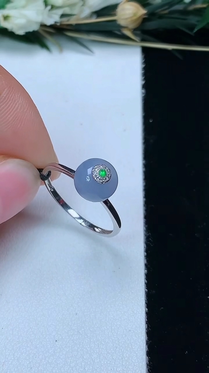 天然A货翡翠k金紫罗兰算盘珠戒指，尺寸17.2-7.7-5.9，重量:1.59g2026年6月10日
工厂直销收藏佳品,种好水足，色泽均匀，有种有色，上手高大气！