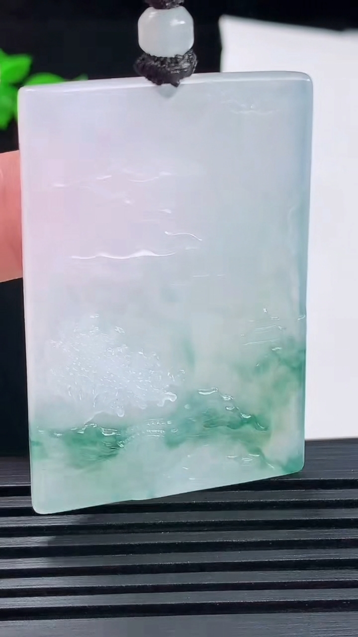 天然A货翡翠种飘花山水牌吊坠，尺寸52.6-36-5 重量:28.22g
6月10日