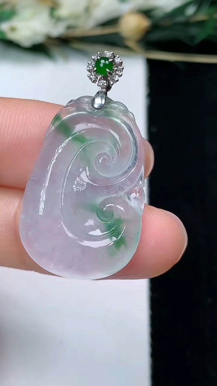 天然A货翡翠如意吊坠，尺寸25.5-17.7-5.5，重量:5.00g
6月10日