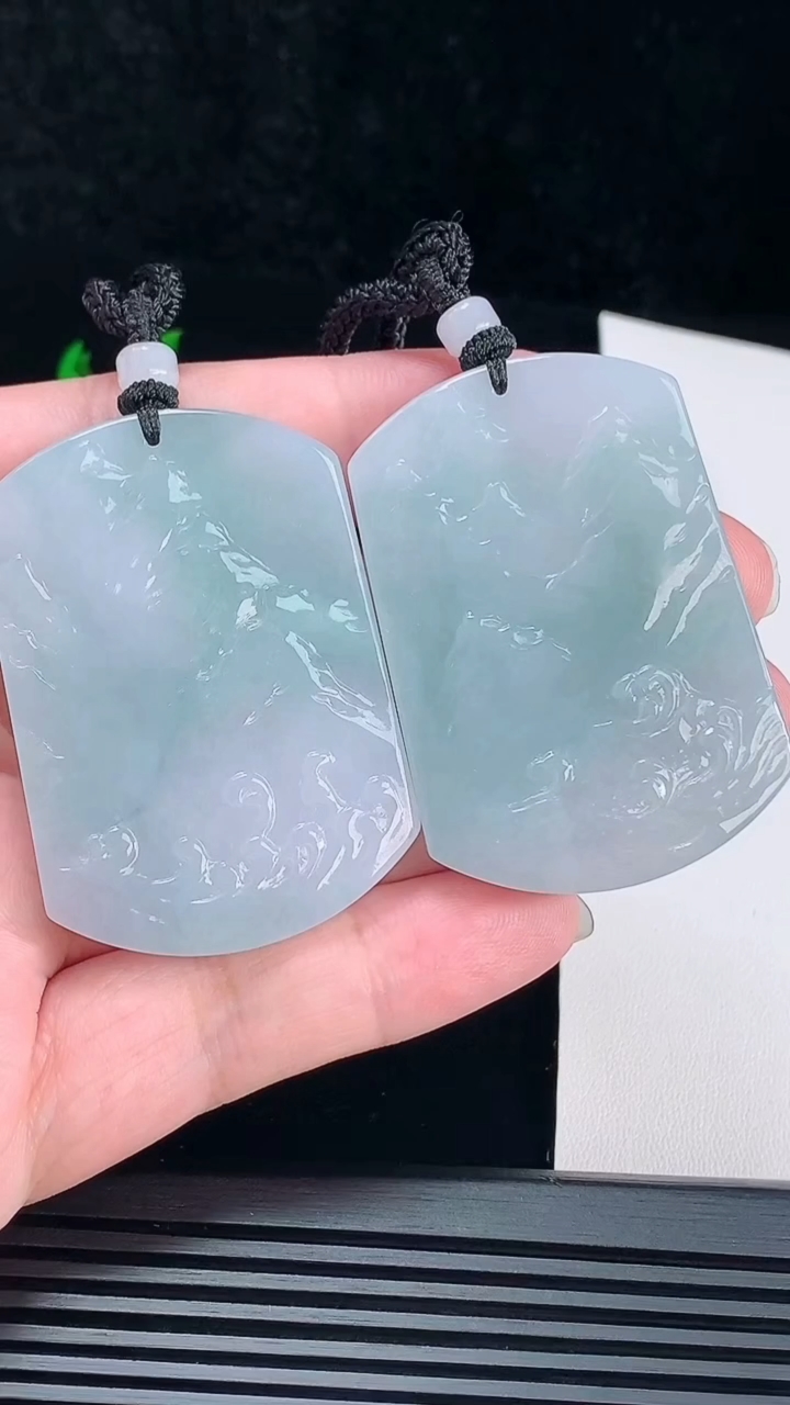 天然A货翡翠飘花山盟海誓吊坠一对，尺寸51.5-36-6 重量:72.90g
6月10日