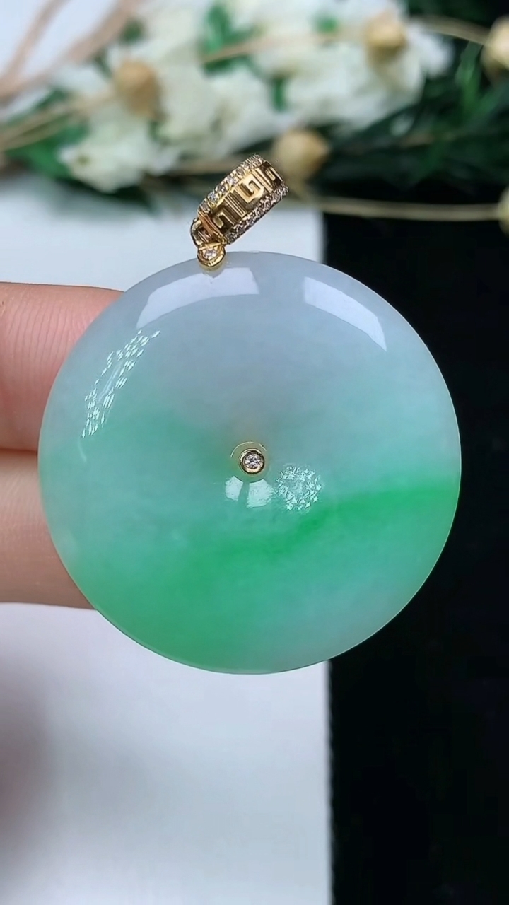 天然A货翡翠平安扣吊坠，尺寸31-5.2，重量:11.02g
6月10日