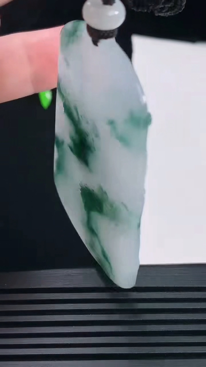 天然A货翡翠牌吊坠，尺寸60.5-42-5.2 重量:34.10g
6月10日