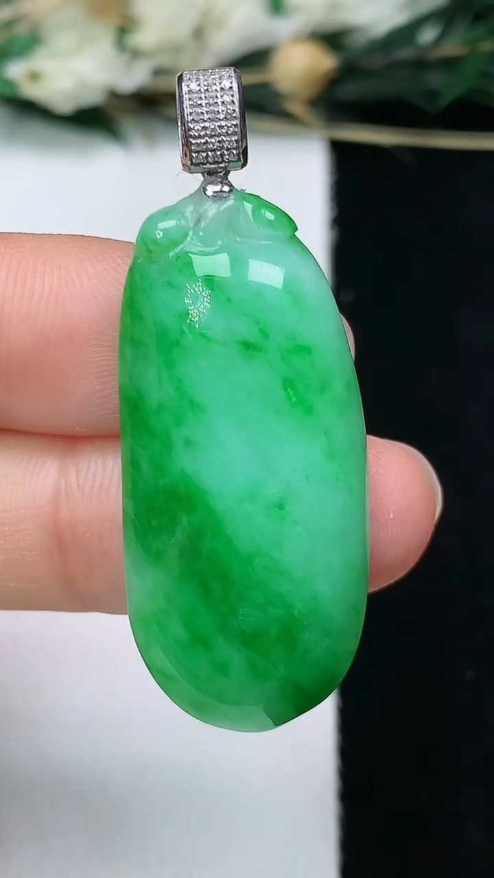 天然A货翡翠福瓜吊坠，尺寸35.5-16-6，重量:7.00g
6月10日