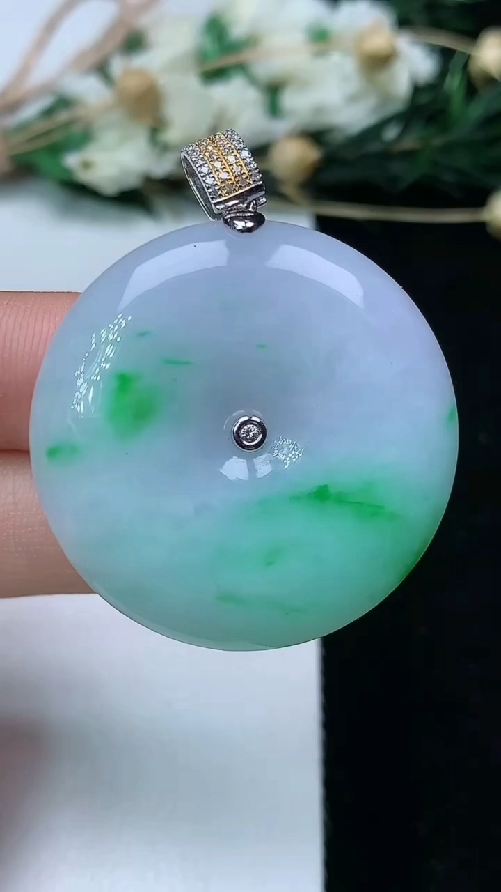 天然A货翡翠平安扣吊坠，尺寸33.8-7，重量:17.26g
6月10日