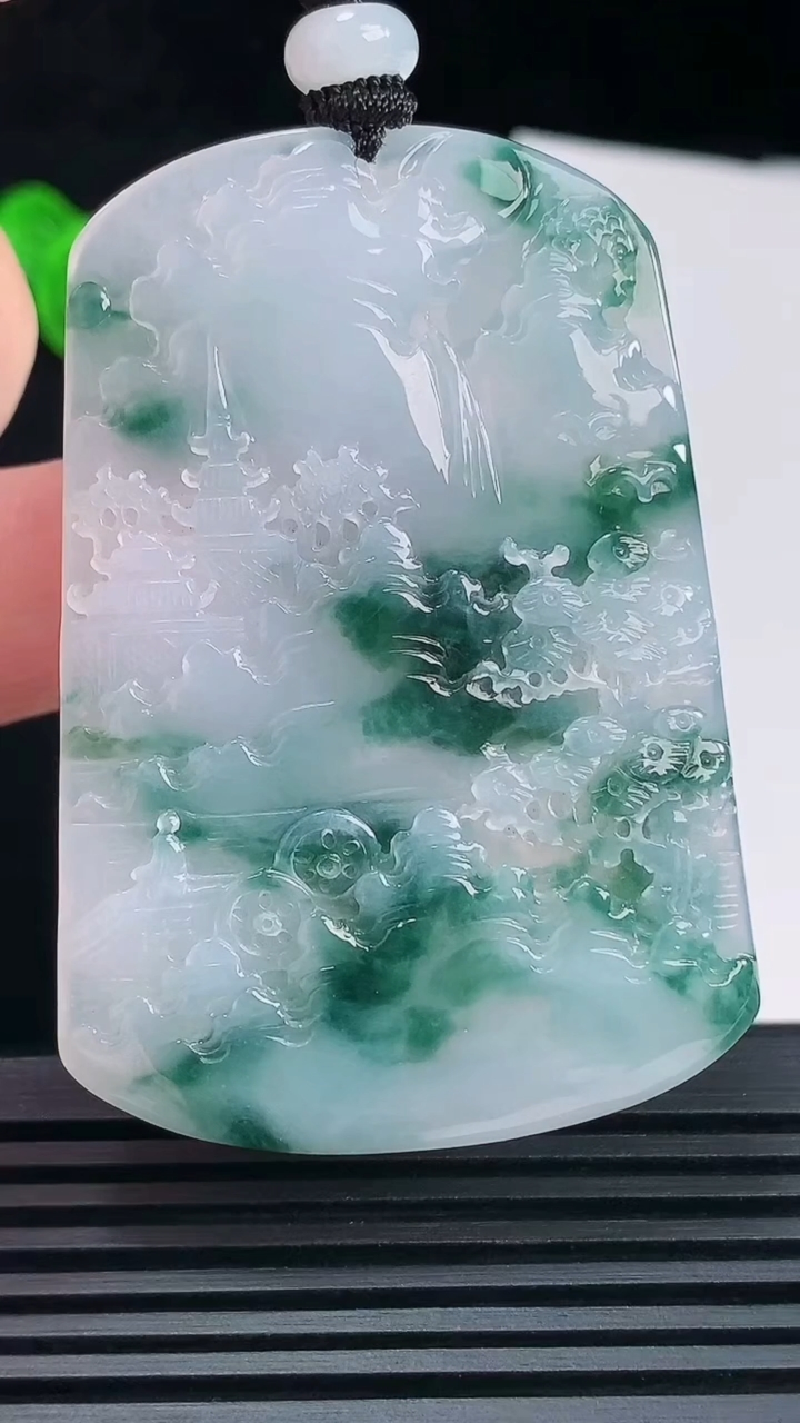 天然A货翡翠牌吊坠，尺寸60.5-42-5.2 重量:34.10g
6月10日