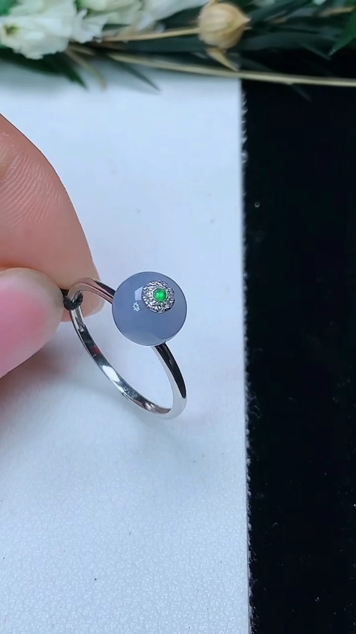 天然A货翡翠k金紫罗兰算盘珠戒指，尺寸17.2-7.7-5.9，重量:1.59g2026年6月10日
工厂直销收藏佳品,种好水足，色泽均匀，有种有色，上手高大气！