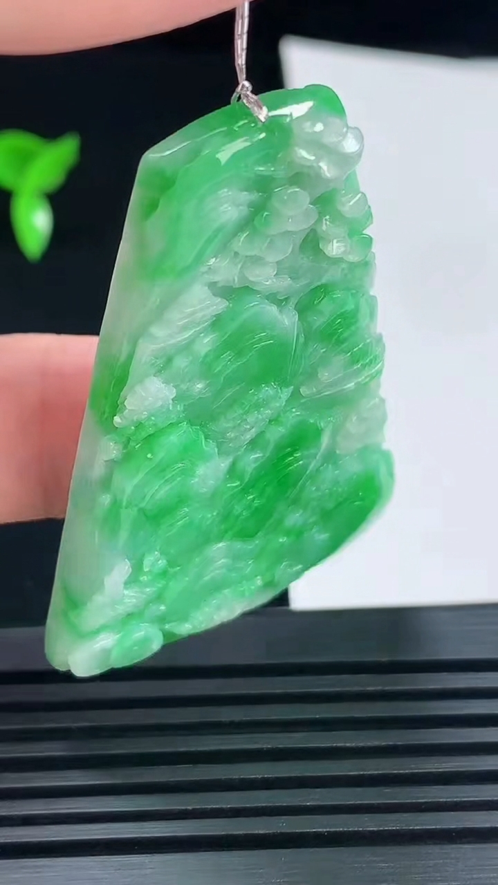 天然A货翡翠山水牌吊坠，尺寸52-36.5-5.2 重量:19.84g
6月10日