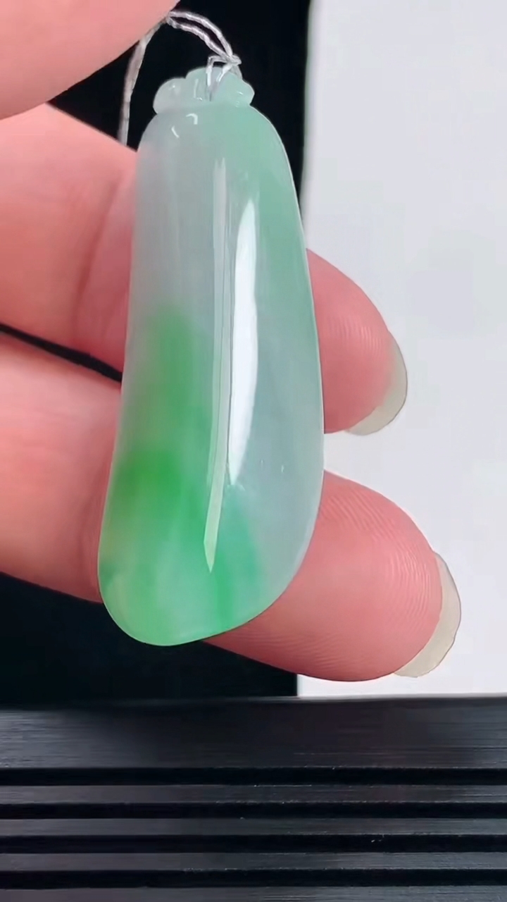 天然A货翡翠福瓜吊坠，尺寸44.6-16-12 重量:14.78g
6月11日