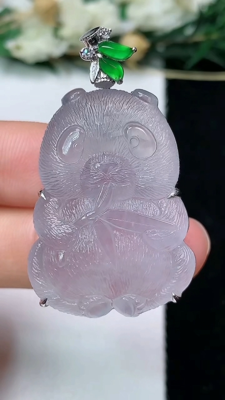 天然A货翡翠白冰熊猫吊坠，尺寸30.8-23.2-9.2，重量:11.12g
6月11日