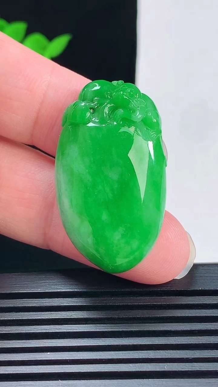 天然A货翡翠寿桃吊坠，尺寸36.6-21-9 重量:13.60g
6月11日