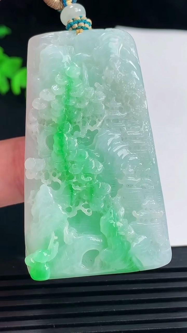天然A货翡翠山水牌吊坠，尺寸55-32.6-10 重量:35.44g
6月11日