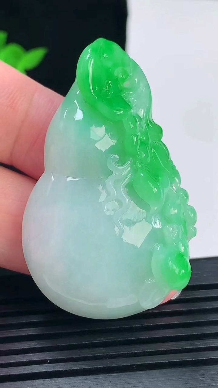 天然A货翡翠葫芦吊坠，尺寸52-32.5-11 重量:30.60g
6月11日